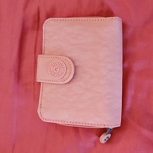 Kipling Live light wallet Peachy color NWOT  (B2)